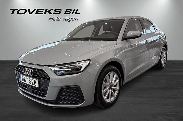 Pilgrå pärleffekt Begagnad 2025 Audi A1 Sportback Proline Halvkombi | 249 900 kr (Lite dyr) - Bild 1/4