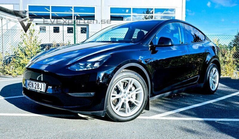 Svart Begagnad 2021 Tesla Model Y Long Range SUV | 267 000 kr - Bild 1/4