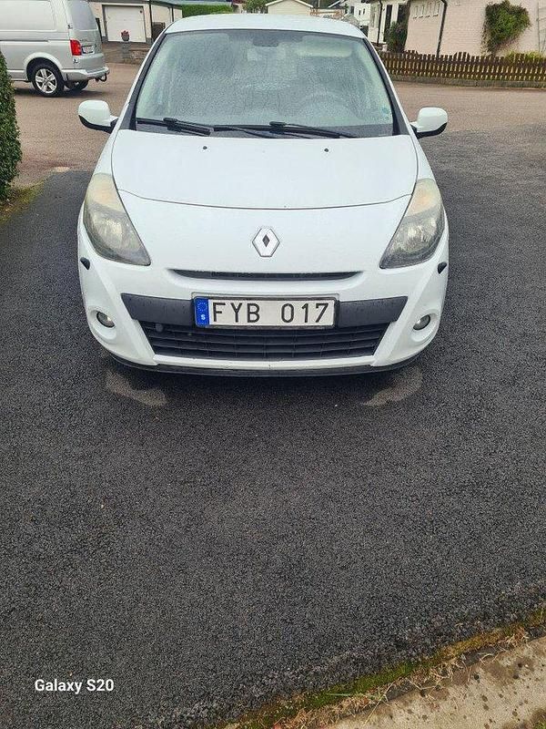 Vit Begagnad 2010 Renault Clio Halvkombi | 22 500 kr - Bild 1/4