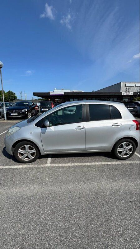 Silver Begagnad 2007 Toyota Yaris Halvkombi | 29 000 kr (Marknadspris) - Bild 1/4