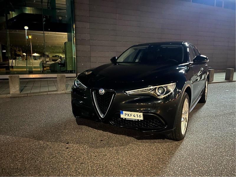 Svart Begagnad 2017 Alfa Romeo Stelvio Super SUV | 219 000 kr (Marknadspris) - Bild 1/4