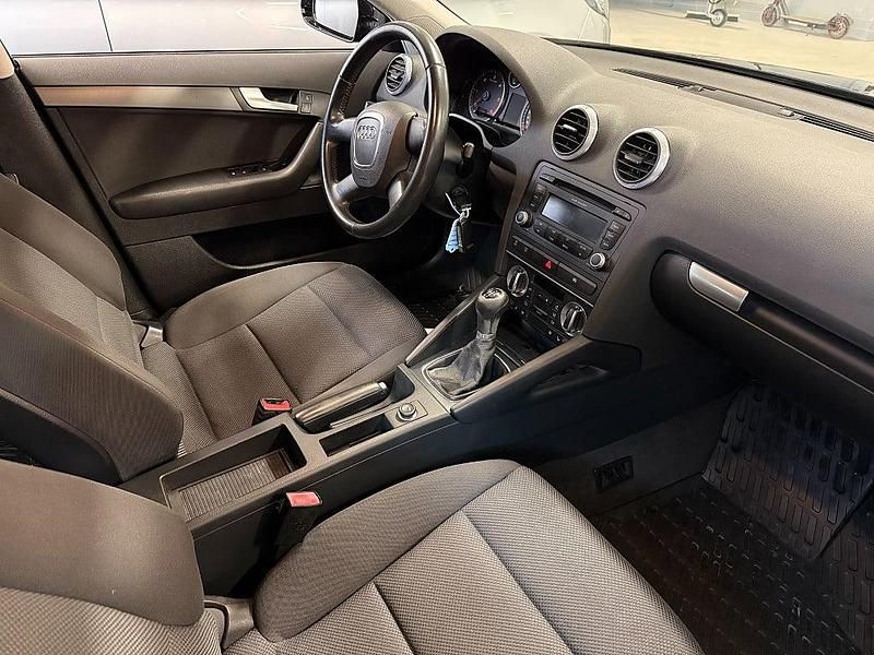 Begagnad Audi A3 Sportback Attraction 105 HK (77 kW) 2009 Svart Halvkombi