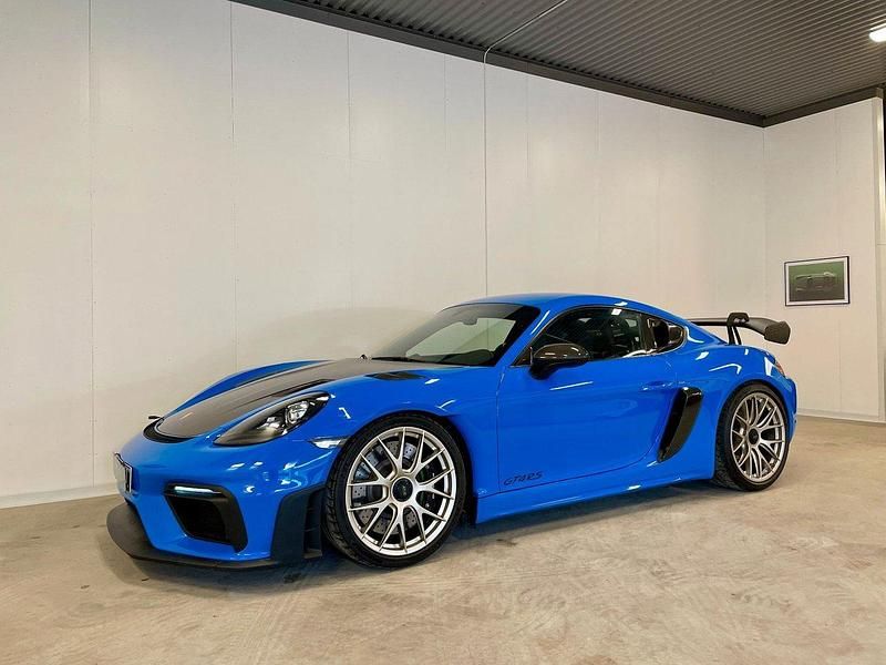 Blå Begagnad 2023 Porsche 718 Cayman GT4 Sportkupé | 1 875 000 kr (Marknadspris) - Bild 1/4