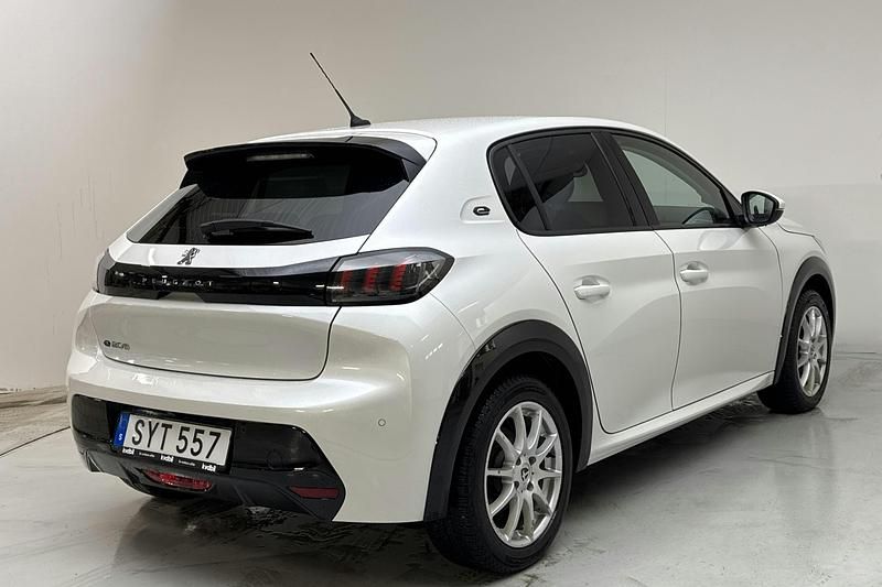 Begagnad Peugeot e-208 Allure 100 kW (136 HK) 2021 Vit Halvkombi