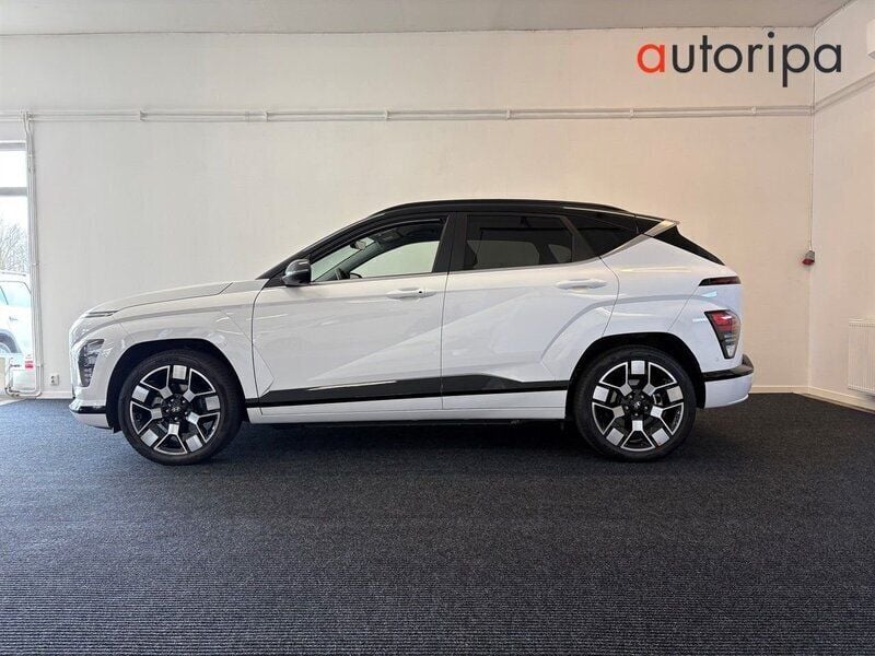 Vit Begagnad 2023 Hyundai Kona Advanced SUV | 399 900 kr - Bild 1/4