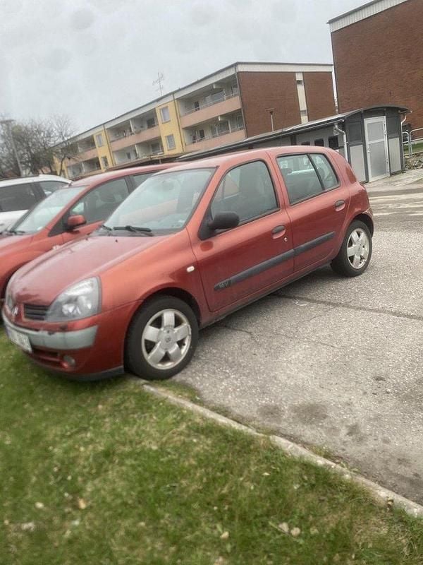 Röd Begagnad 2006 Renault Clio R.S. Authentique Halvkombi | 18 000 kr (Lite dyr) - Bild 1/4