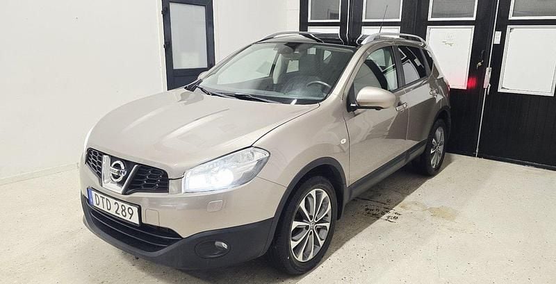 Ljusbrun (brun) Begagnad 2013 Nissan Qashqai SUV | 94 900 kr (Marknadspris) - Bild 1/4