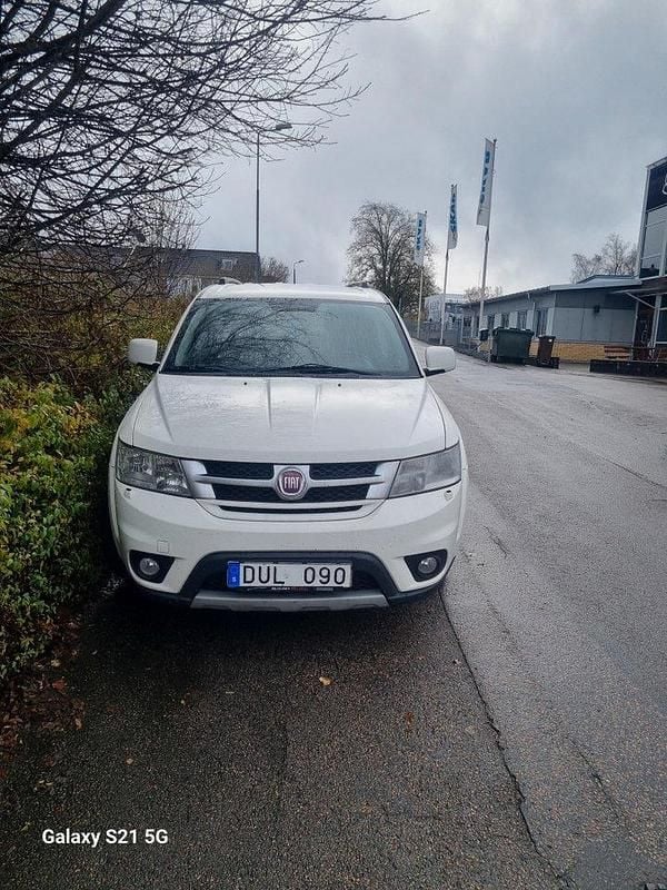 Vit Begagnad 2012 Fiat Freemont SUV | 40 000 kr (Marknadspris) - Bild 1/4