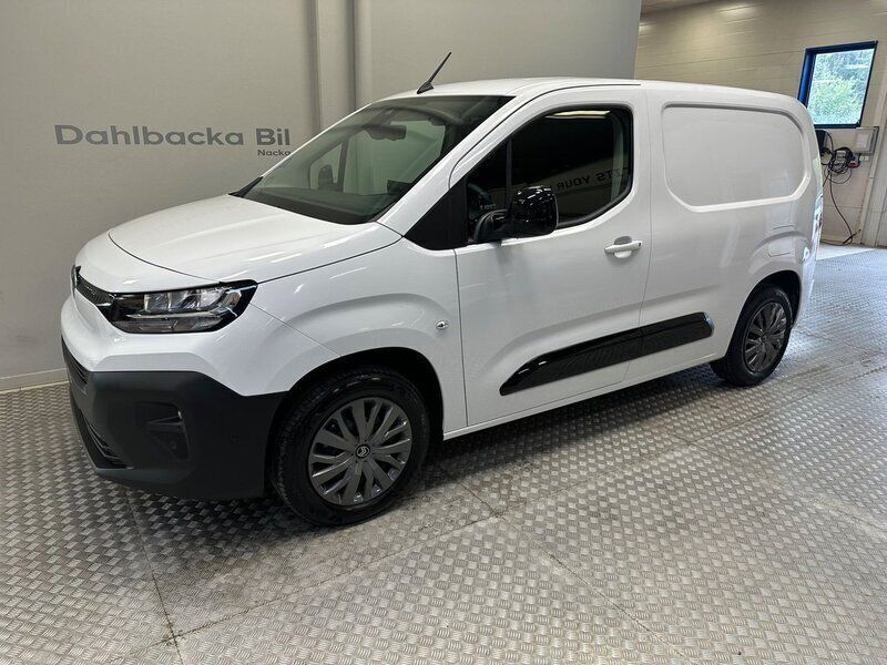 Vit Begagnad 2024 Citroën Berlingo Business Class Minibuss | 337 375 kr (Dyr) - Bild 1/4