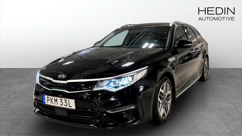 Svart (black) Begagnad 2020 Kia Optima Hybrid 2 Sedan | 209 900 kr (Marknadspris) - Bild 1/4