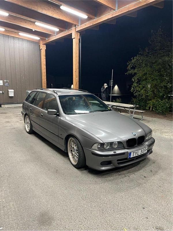 Grå Begagnad 2003 BMW 525 M Sport Kombi | 60 000 kr (Dyr) - Bild 1/4
