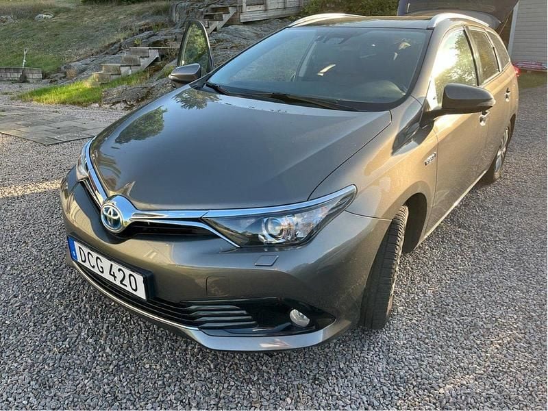 Grå Begagnad 2016 Toyota Auris Touring Sports Active Kombi | 169 500 kr (Marknadspris) - Bild 1/4
