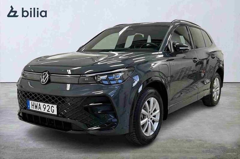 Grå Begagnad 2025 VW Tiguan SUV | 579 800 kr - Bild 1/1