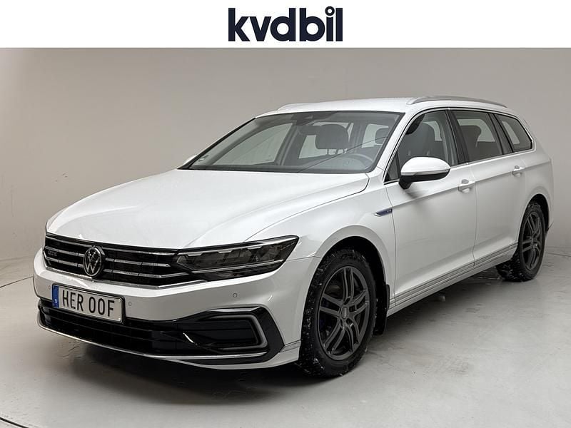 Vit Begagnad 2023 VW Passat GTE Kombi | 245 700 kr (Superpris) - Bild 1/3