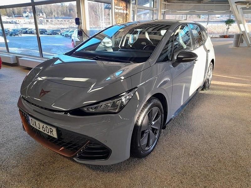 Vaporgrau Begagnad 2023 Cupra Born Halvkombi | 269 900 kr (Marknadspris) - Bild 1/4