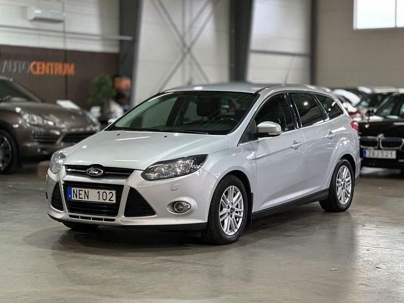 Grå Begagnad 2012 Ford Focus Titanium Kombi | 64 900 kr (Marknadspris) - Bild 1/4