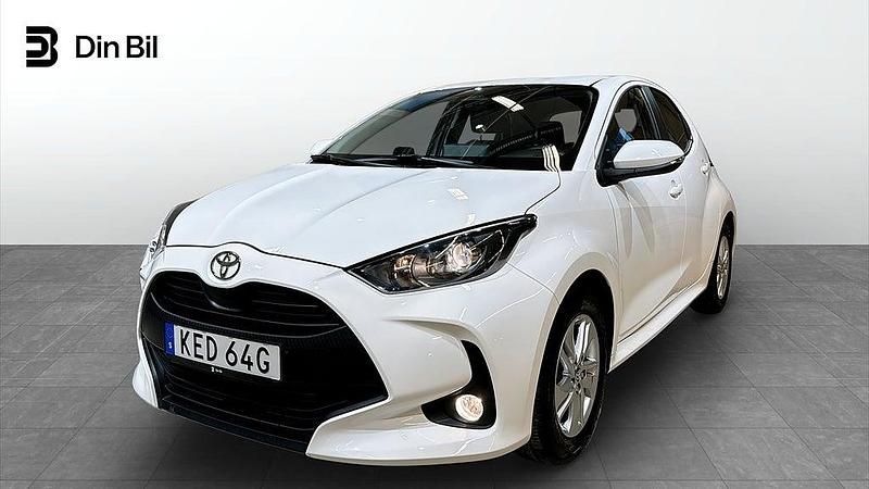 Vit Begagnad 2024 Toyota Yaris Hybrid Active Halvkombi | 219 900 kr (Bra pris) - Bild 1/4