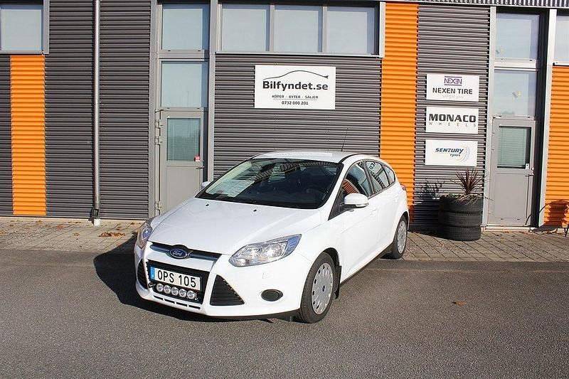Vit Begagnad 2014 Ford Focus Trend Halvkombi | 79 900 kr (Marknadspris) - Bild 1/4