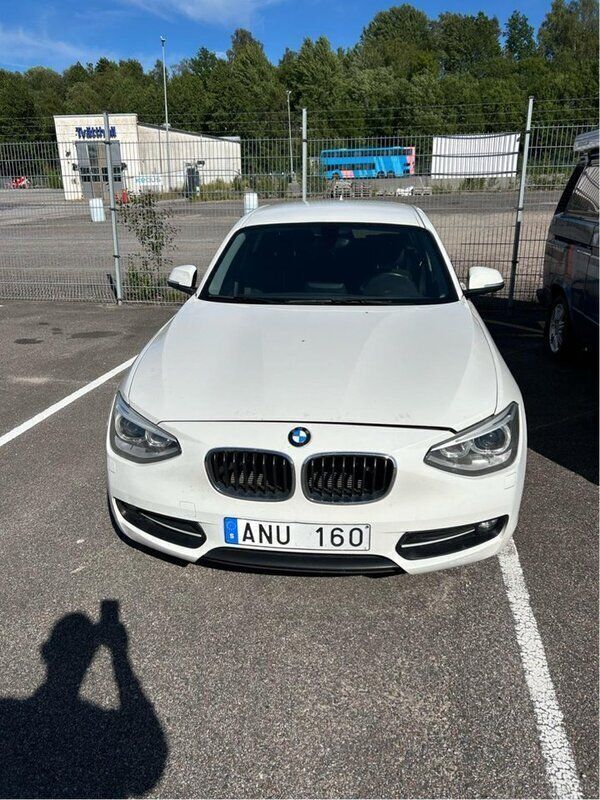 Vit Begagnad 2013 BMW 116 Sport Line Halvkombi | 25 000 kr - Bild 1/4