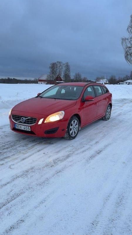 Röd Begagnad 2013 Volvo V60 Kombi | 59 000 kr (Superpris) - Bild 1/4