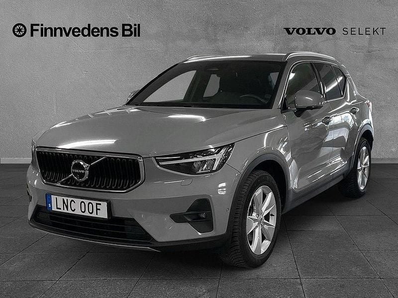 Grå Begagnad 2023 Volvo XC40 Core SUV | 349 000 kr (Marknadspris) - Bild 1/4