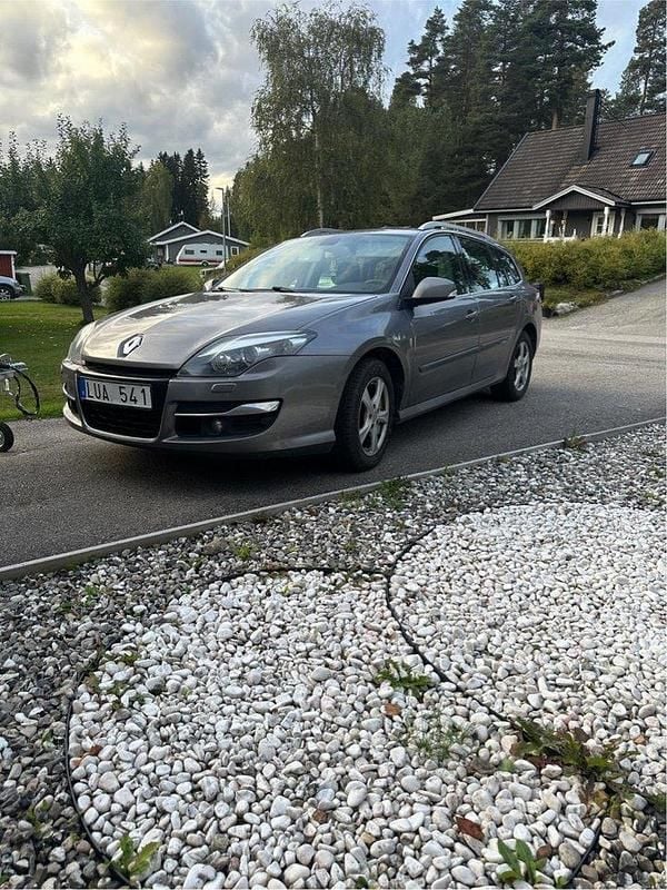 Grå Begagnad 2011 Renault Laguna III Kombi | 33 000 kr - Bild 1/4