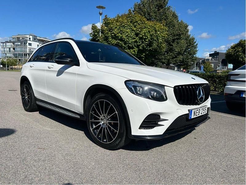 Vit Begagnad 2017 Mercedes GLC220 AMG line SUV | 239 000 kr (Marknadspris) - Bild 1/4