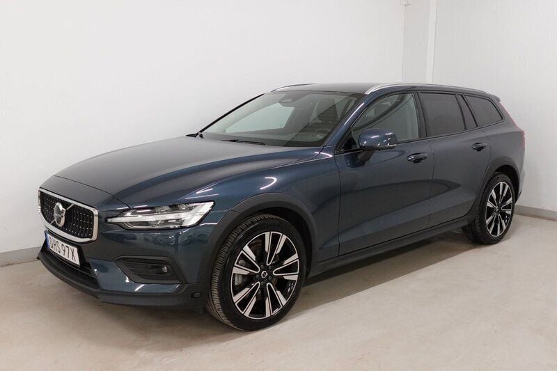 Mörkblå (blå) Begagnad 2023 Volvo V60 CC Plus Kombi | 429 900 kr (Marknadspris) - Bild 1/4
