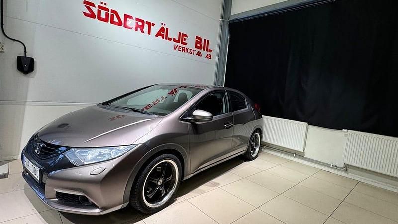 Grå Begagnad 2013 Honda Civic Sport Halvkombi | 59 900 kr (Bra pris) - Bild 1/4