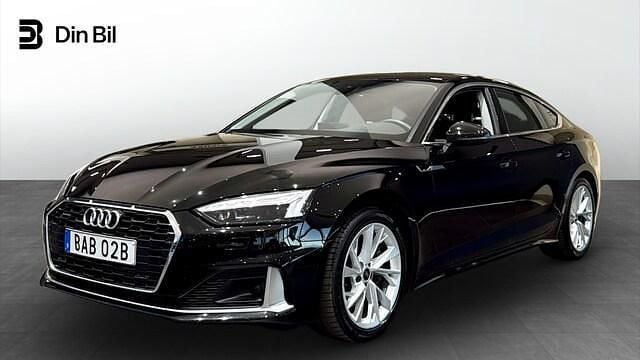 Brilliantsvart Begagnad 2022 Audi A5 Sportback Advanced Plus Halvkombi | 374 000 kr (Marknadspris) - Bild 1/4