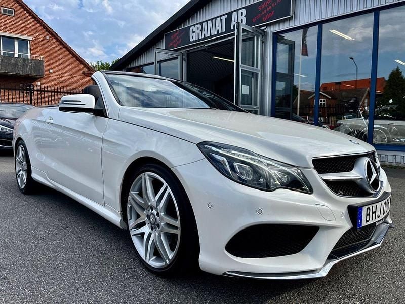 Vit (vit met) Begagnad 2014 Mercedes E200 AMG Cab | 259 000 kr - Bild 1/4