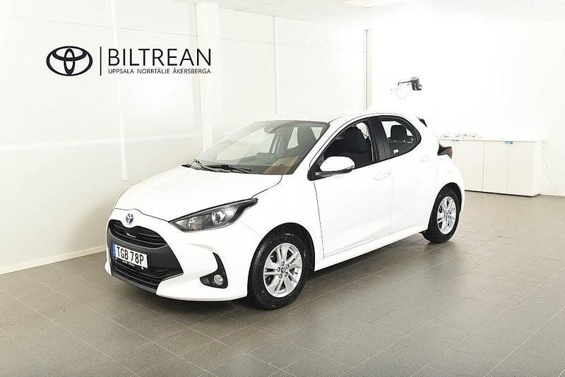 Vit Begagnad 2023 Toyota Yaris Hybrid Active Halvkombi | 229 900 kr (Marknadspris) - Bild 1/4