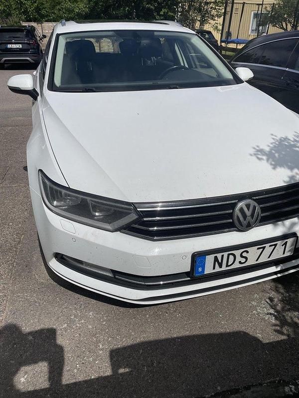 Vit Begagnad 2016 VW Passat Kombi | 128 000 kr (Marknadspris) - Bild 1/4