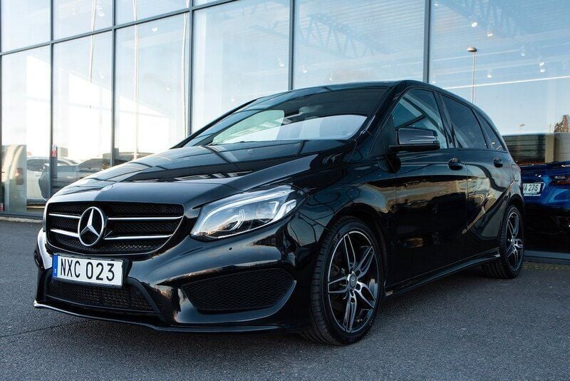 Svart Begagnad 2015 Mercedes B180 AMG Minibuss | 134 000 kr (Marknadspris) - Bild 1/4