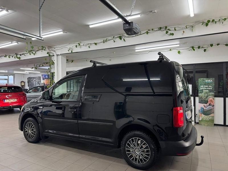 Begagnad VW Caddy 102 HK (75 kW) 2016 Svart Minibuss