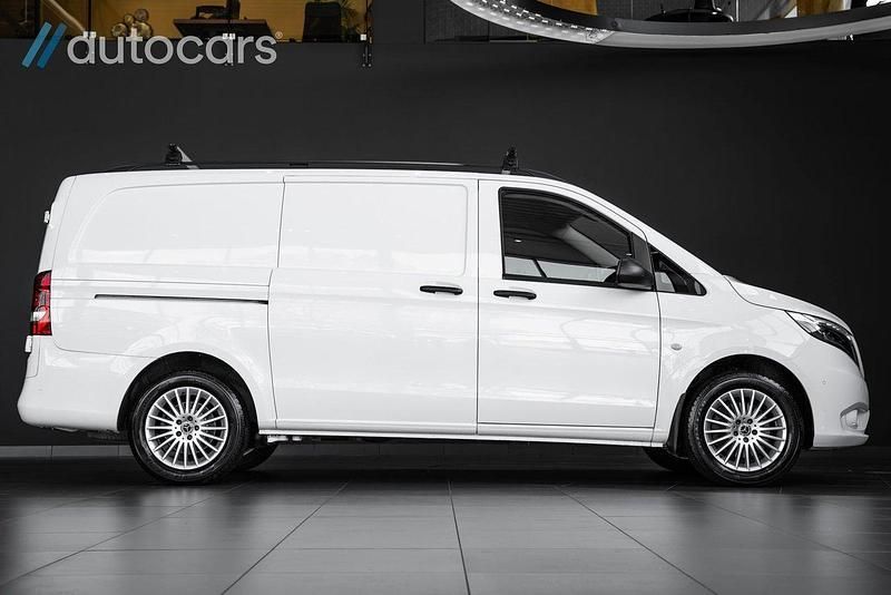 Röd (vit) Begagnad 2020 Mercedes Vito SE Minibuss | 448 750 kr (Marknadspris) - Bild 1/4