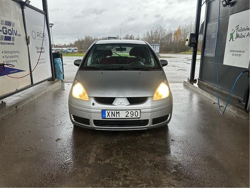 Silver Begagnad 2005 Mitsubishi Colt Halvkombi | 17 500 kr (Marknadspris) - Bild 1/4