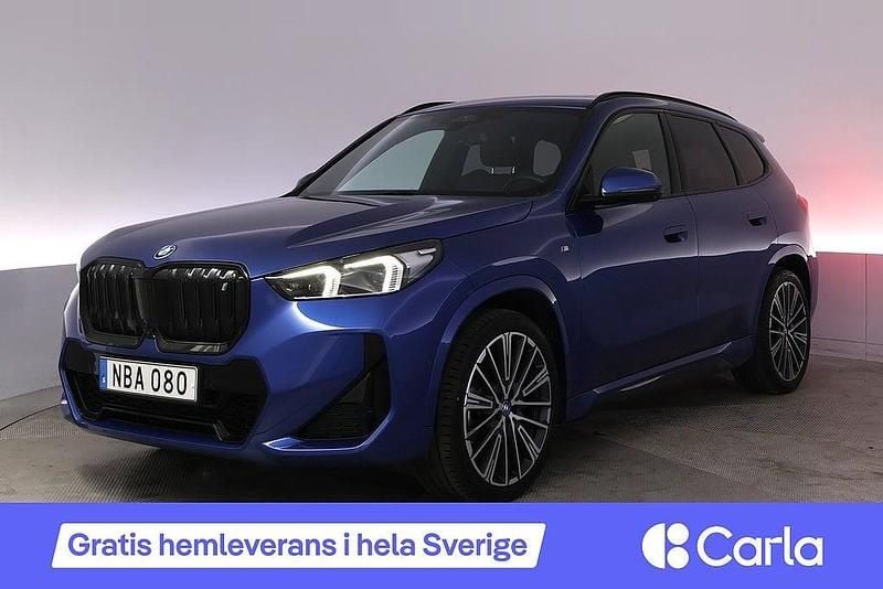 Blå Begagnad 2023 BMW iX1 M Sport SUV | 459 990 kr (Marknadspris) - Bild 1/4