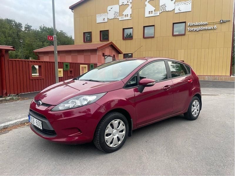 Röd Begagnad 2010 Ford Fiesta Trend Halvkombi | 43 000 kr (Bra pris) - Bild 1/4