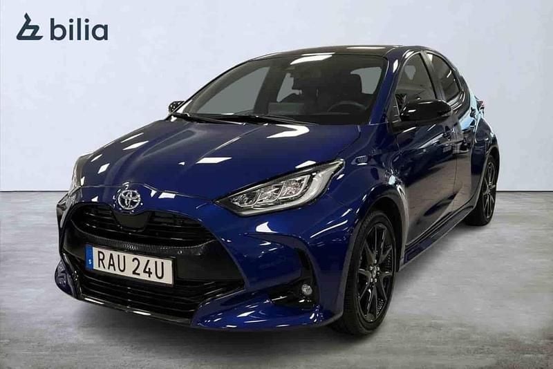 Blå Begagnad 2024 Toyota Yaris Hybrid Halvkombi | 294 900 kr - Bild 1/1