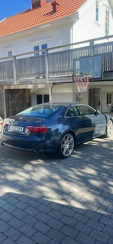 Grå Begagnad 2009 Audi A5 Comfort Sportkupé | 80 000 kr (Marknadspris) - Bild 1/4