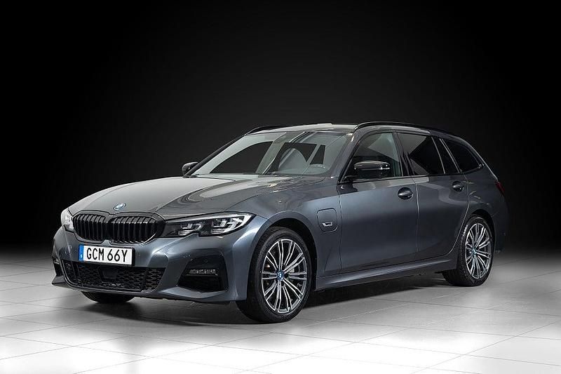Grå Begagnad 2022 BMW 330e M Sport Kombi | 349 000 kr (Marknadspris) - Bild 1/4