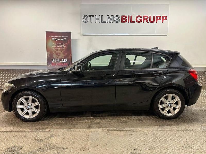 Begagnad BMW 118 Sport Line 143 HK (105 kW) 2014 Svart Halvkombi