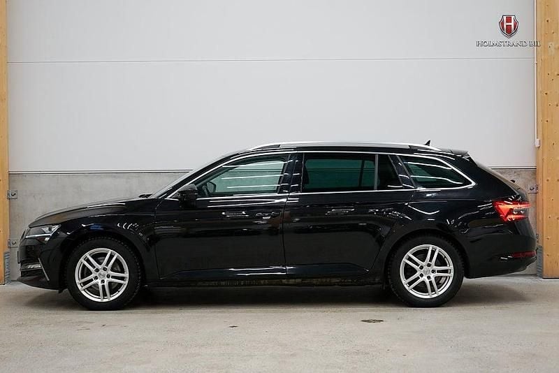 Svart Begagnad 2023 Skoda Superb Business Line Kombi | 329 900 kr (Bra pris) - Bild 1/4