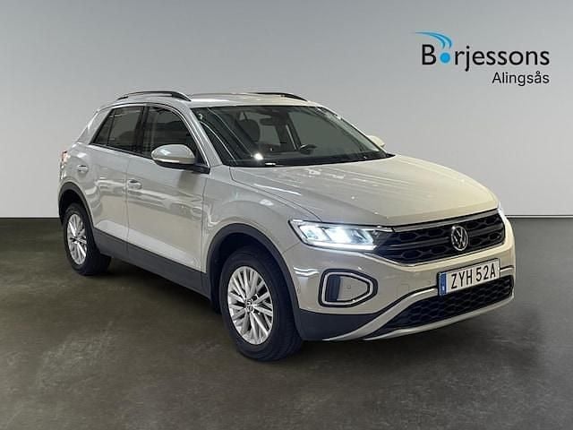 Grå Begagnad 2022 VW T-Roc Life SUV | 219 900 kr (Marknadspris) - Bild 1/4