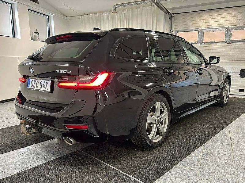 Begagnad BMW 330e Sport Line 184 HK (135 kW) 2020 Svart Kombi