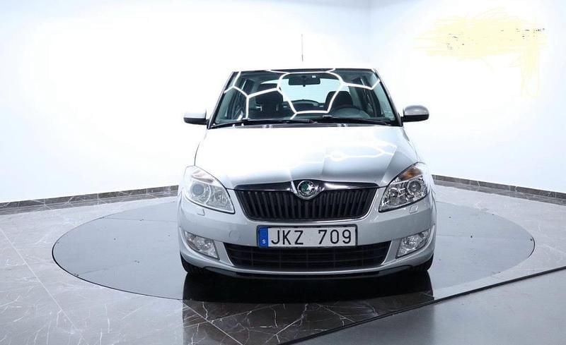 Silver Begagnad 2011 Skoda Fabia Ambiente Halvkombi | 27 000 kr (Marknadspris) - Bild 1/4