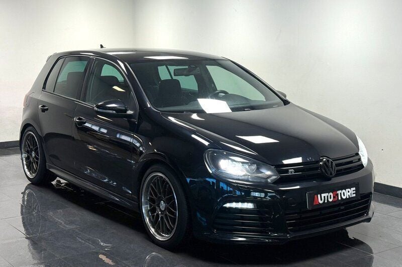 Svart Begagnad 2010 VW Golf VI R Halvkombi | 139 900 kr - Bild 1/4