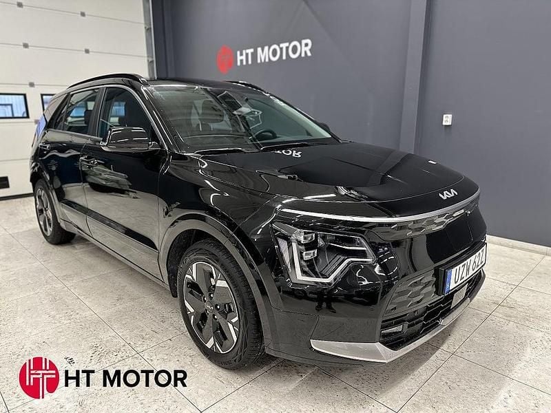 Svart Begagnad 2022 Kia e-Niro EX SUV | 288 900 kr (Marknadspris) - Bild 1/4