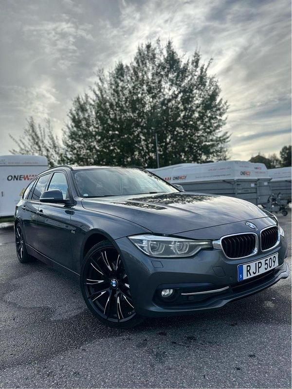 Grå Begagnad 2017 BMW 320 Sport Line Kombi | 169 900 kr (Marknadspris) - Bild 1/4
